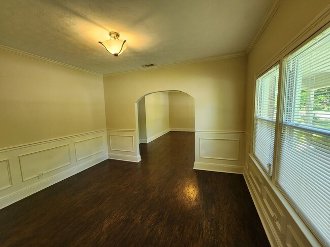 Building Photo - Beautiful Home With Separate Cottage!!