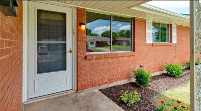 Foto del edificio - Completely Remodeled 3 bedroom with 2 huge...