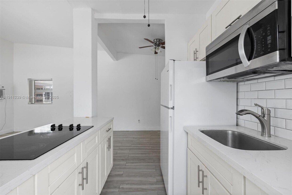 Foto principal - 8135 Crespi Blvd