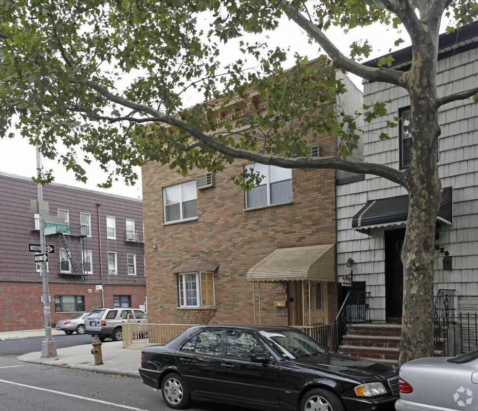 Building Photo - 328 Leonard St