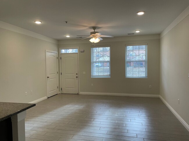 Foto del edificio - 2 Bedrooms, 2-Baths, 1st Floor, Shelby Twp...