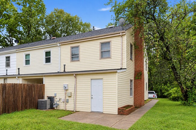 Building Photo - 301 Olde Greenwich Dr