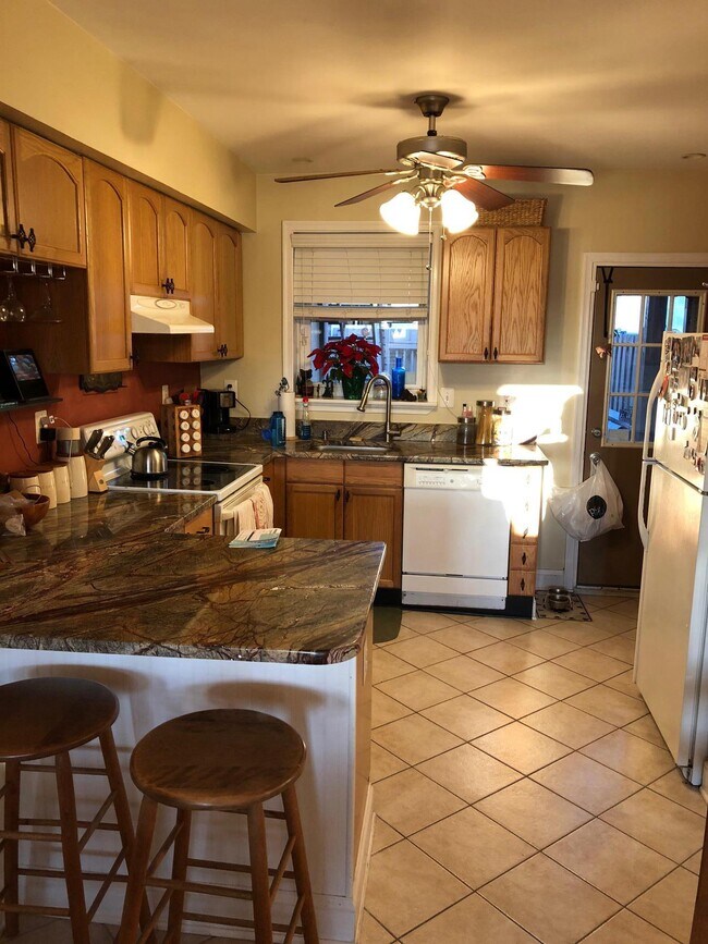 ¡Mucho espacio de almacenamiento y mostradores! - 1552 Boyle St