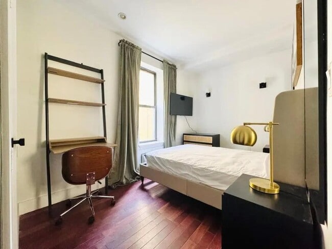 Building Photo - Nice room in a good neighborhood