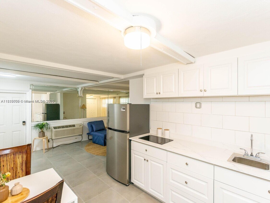 Foto principal - 3352 SW 6th St