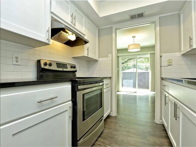 Foto del edificio - 1210 Hollow Creek Dr