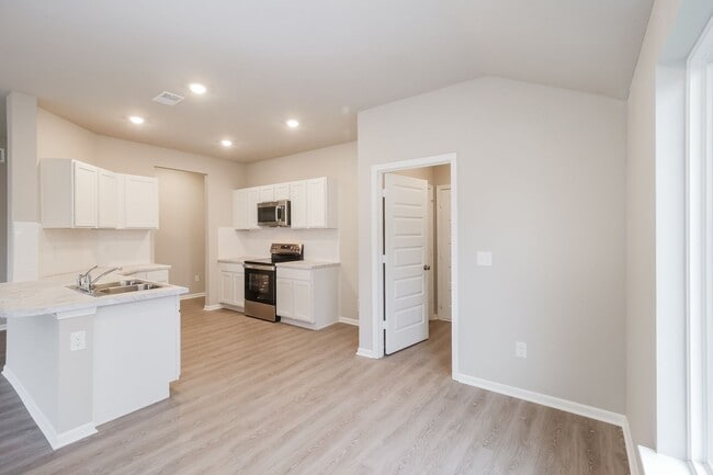 Building Photo - Brand New 3 Bed / 2 Bath Single-Level Home in Spring Hill with Modern Finishes and Private Outdoo...