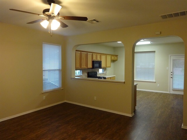 Building Photo - 914 Peyton Place