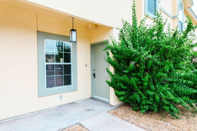 Building Photo - 1000 Ranchway Dr