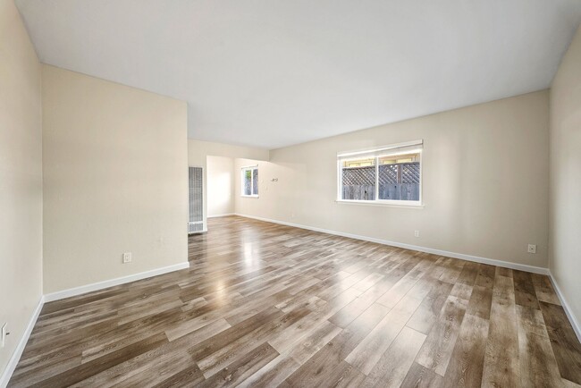 Foto del edificio - Bright & Beautiful 2BR Apartment Near Plea...