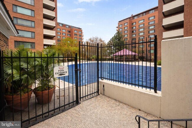 Foto del edificio - 1121 Arlington Blvd