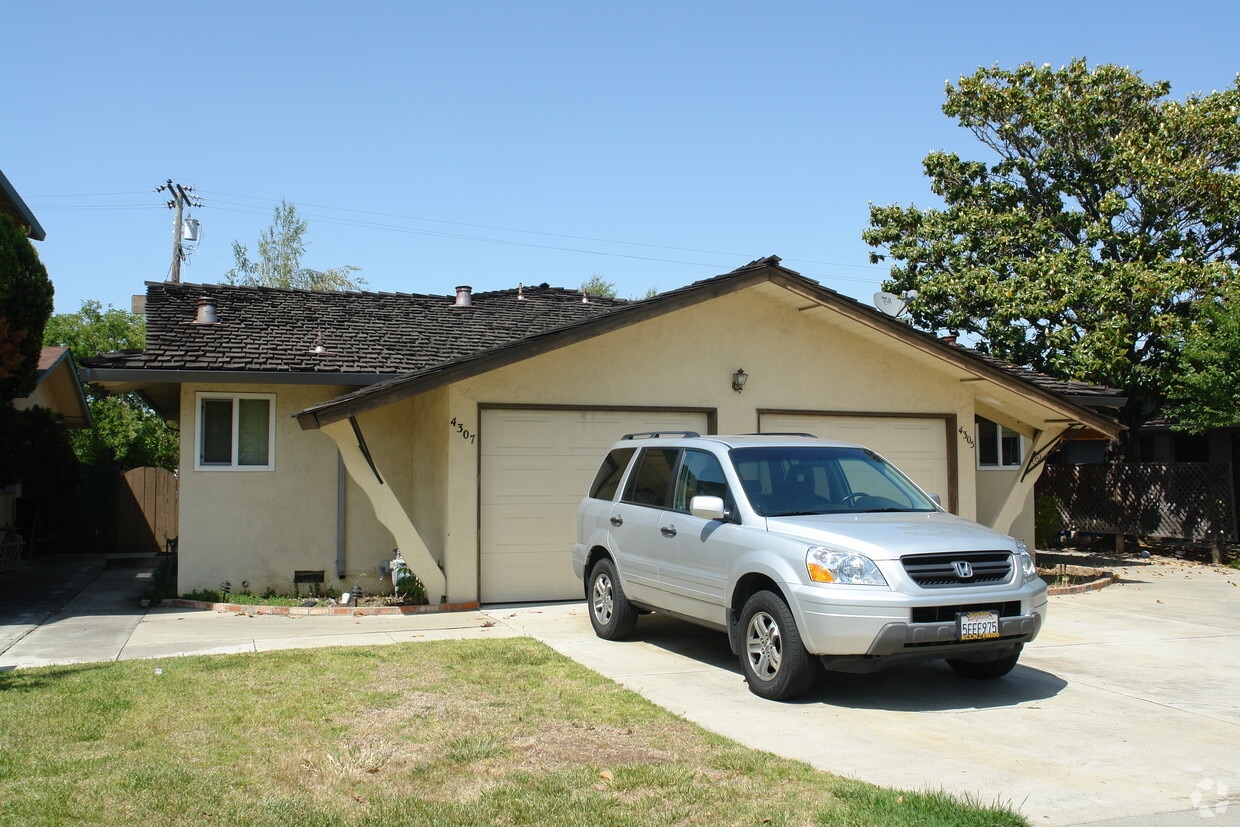 Building Photo - 4305 Will Rogers Dr