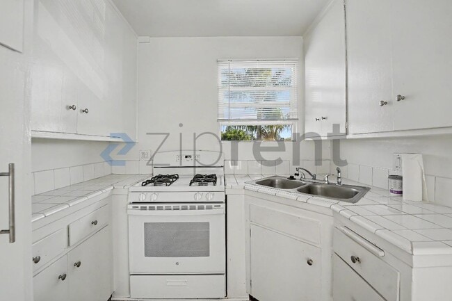 Building Photo - Unit 4