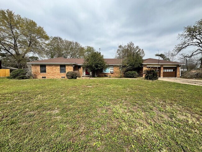 Foto del edificio - Charming 3-Bed, 2-Bath Home with Spacious 1,978 Sq Ft