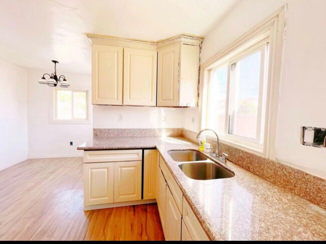 Building Photo - 301 S Pomelo Ave