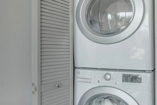 Foto del edificio - Your New Apartment Comes with Up to 4 Week...