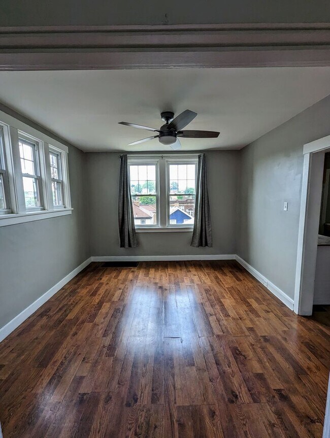 Foto del edificio - Updated 3 Bedroom in Dormont with AC and Fenced in Yard