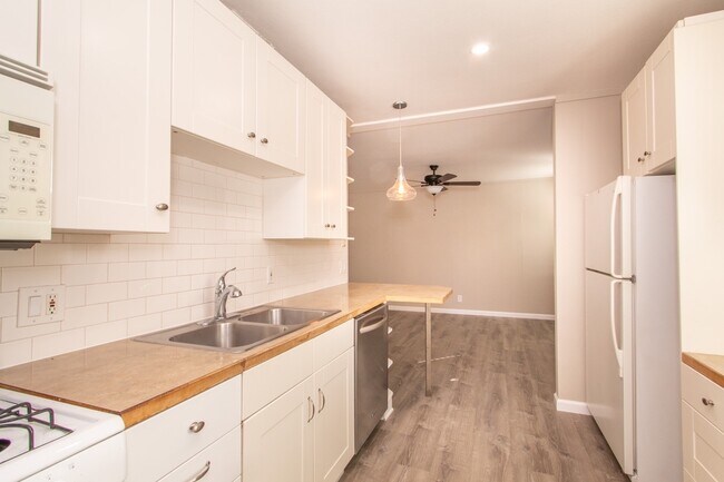Foto del edificio - Updated Craftsman 2-Bed / 1-Bath W/ Private Yard/Storage/Washer/Dryer in South Park!