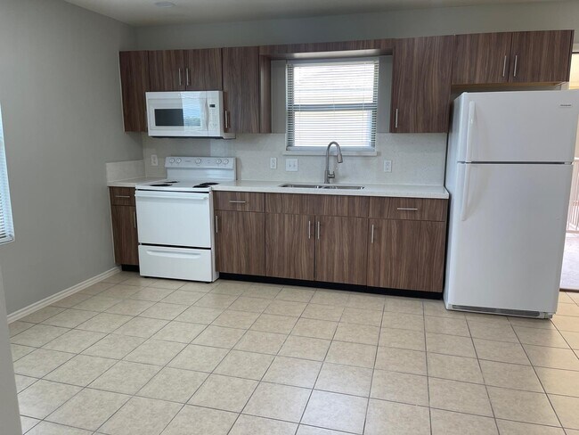 Building Photo - 401 E 2nd St