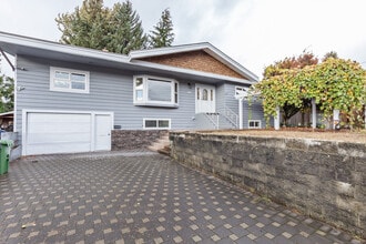 Building Photo - 2086 Majestic Crescent