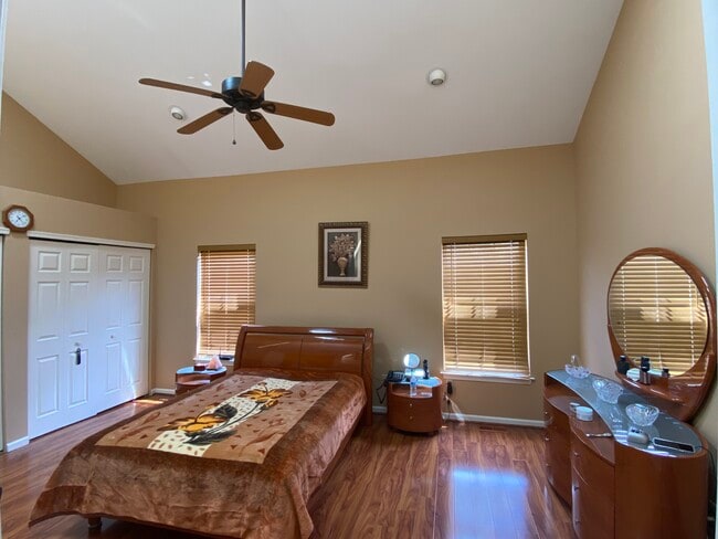 Building Photo - 725 Dell Ct