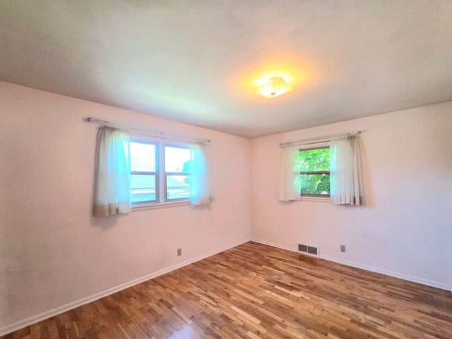 Building Photo - Sprawling 3 or 4-Bedroom House for Rent in a Great Wenatchee Neighborhood! W/D Included!