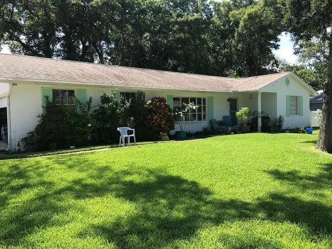 Building Photo - 700 Lindenwood Cir E