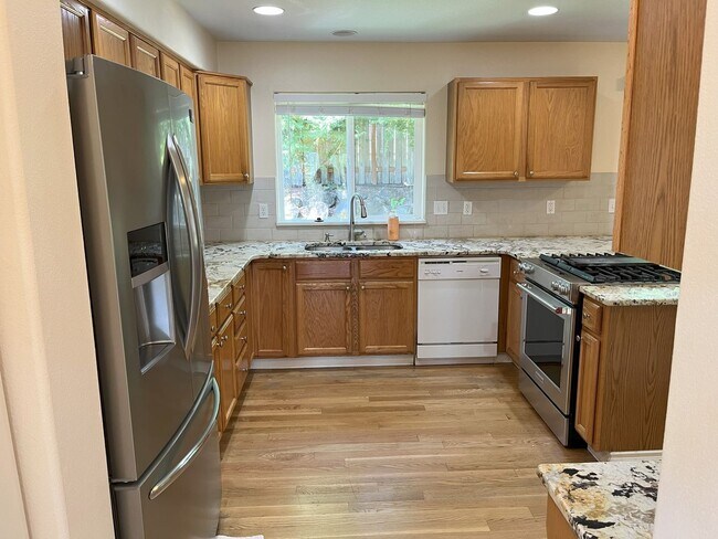 Foto del edificio - Spacious 4-Bedroom Home in Desirable Cedar...