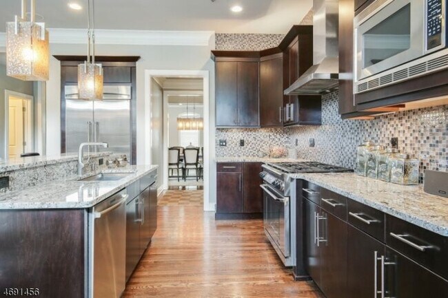 Building Photo - 10 Howland Ter