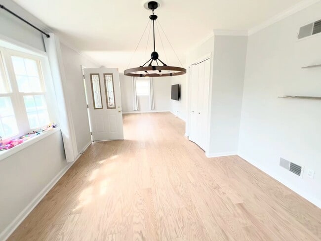 Building Photo - 15 Andover Pl