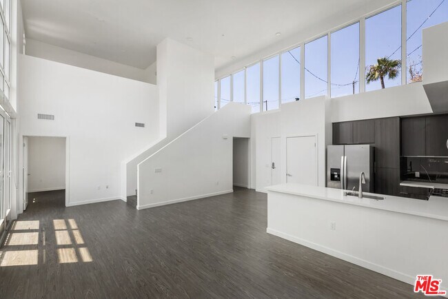 Building Photo - 5750 Hollywood Blvd
