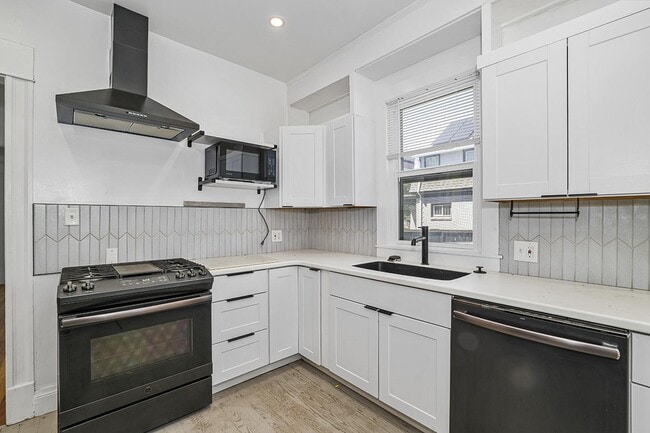 Building Photo - Spacious & light-filled Governors' Park ho...