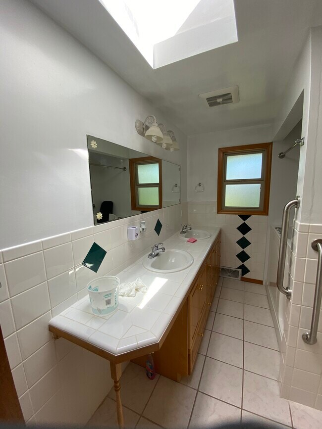Upstairs Bathroom - 4916 24th Plz S