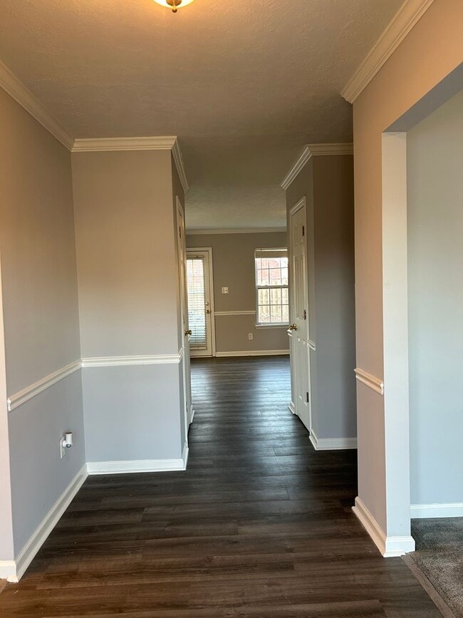 Building Photo - Spacious Family Rental in Prime Location