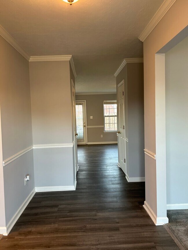 Foto del edificio - Spacious Family Rental in Prime Location