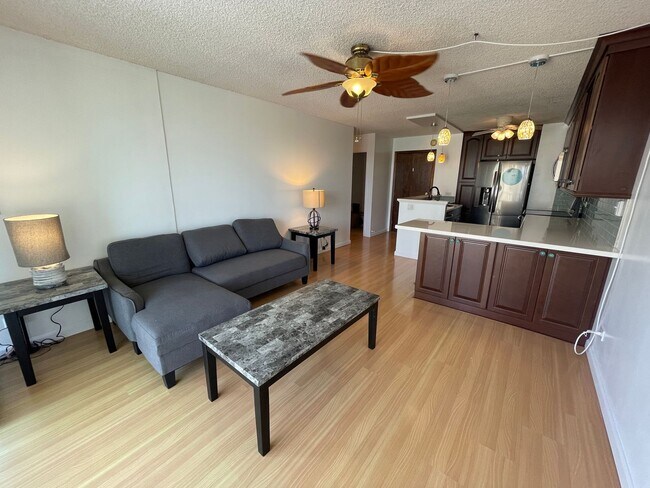 Building Photo - Gorgeous renovated high-floor apartment in great building.