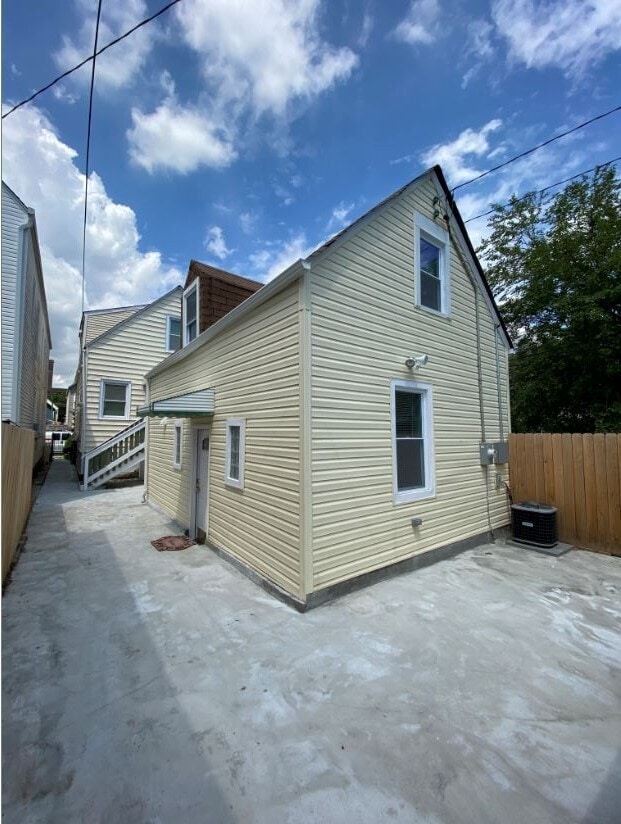 Building Photo - 2149 N Lorel Ave