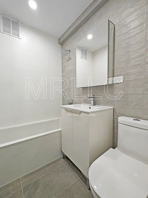 Foto del edificio - 100 Remsen St