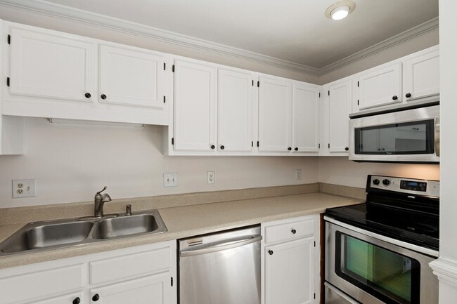 Building Photo - LOCATION!! Updated Townhome in Sought-After Durham Woodcroft neighborhood