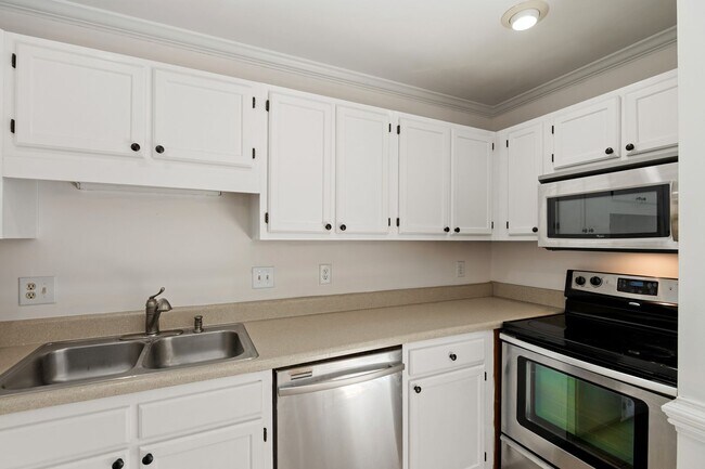 Foto del edificio - LOCATION!! Updated Townhome in Sought-After Durham Woodcroft neighborhood