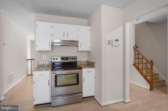 Building Photo - 5734 Lakeside Oak Ln