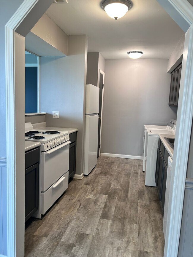 Foto del edificio - For Rent: 2 Bedroom, 1 Bath
