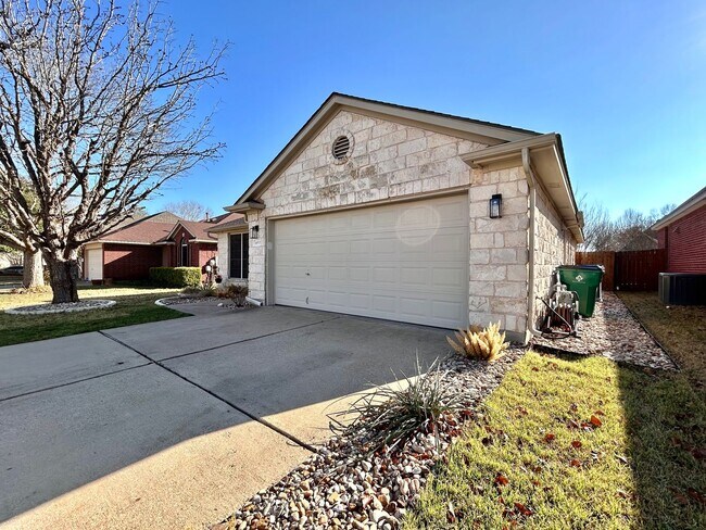 Foto del edificio - Cozy 3 Bed / 2 Bath Single-Story Home with Garage & Fenced Yard