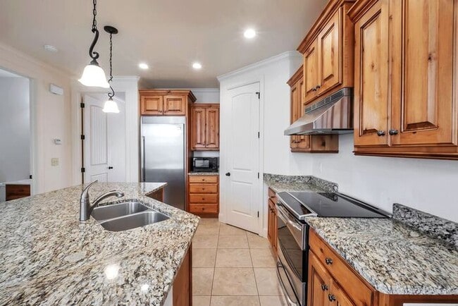 Building Photo - Beautiful Townhouse w attached 2 car garage in Orem