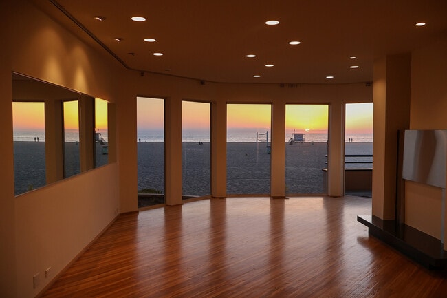 Building Photo - 3505 Ocean Front Walk