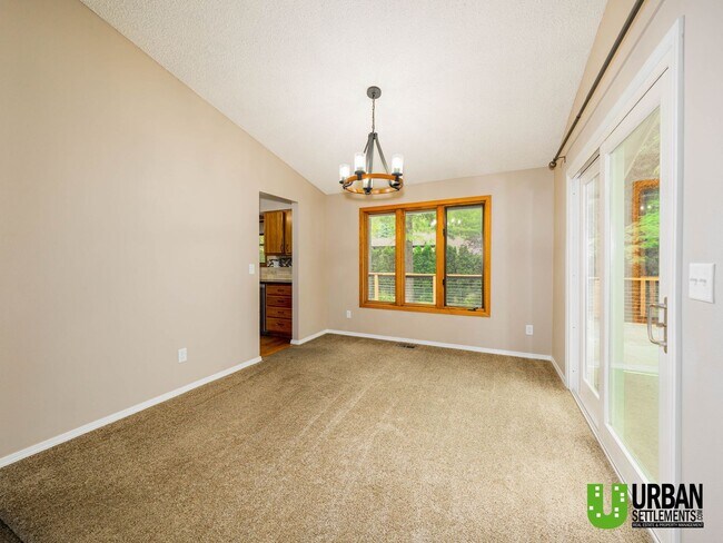 Foto del edificio - Spacious 4-Bedroom Home with Expansive Lay...