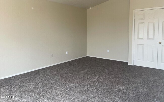 Foto del edificio - 1529 E South Fork Dr