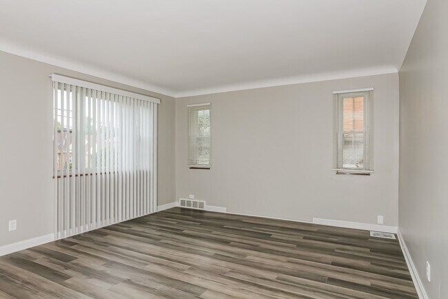Foto del edificio - Charming 3-Bedroom Brick Home in Cincinnati