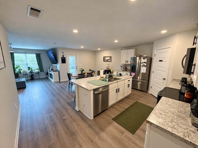 Building Photo - 6727 Sarah Ann Way