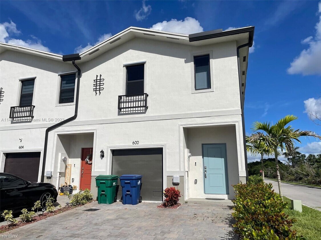 Primary Photo - 3 br, 2.5 bath House - 600 SW 12th St